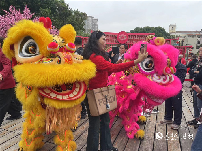 圖為歡鬧的舞獅為活動(dòng)現(xiàn)場增添喜慶氣氛。人民網(wǎng)記者 富子梅