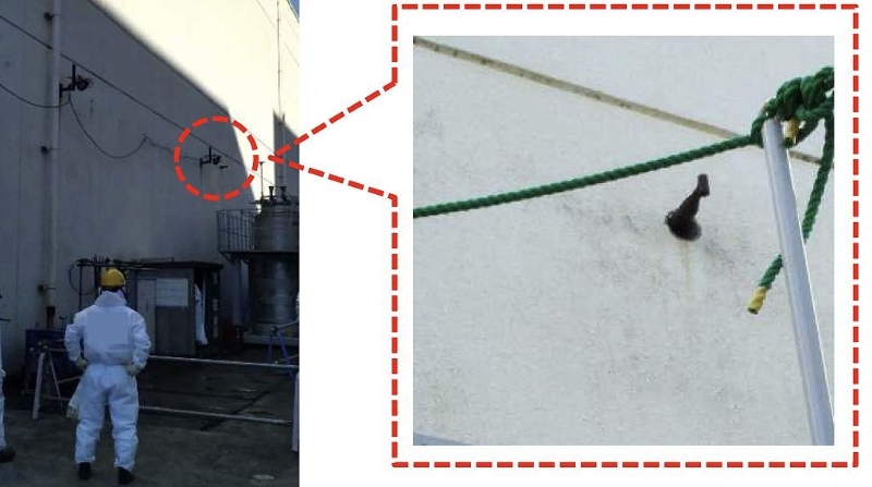 當(dāng)?shù)貢r(shí)間2024年2月7日，福島第一核電站發(fā)生未經(jīng)凈化處理的核污染水泄漏事件，圖為作業(yè)員工發(fā)現(xiàn)位于廠房墻上的排風(fēng)管道正在漏水。（視覺中國）