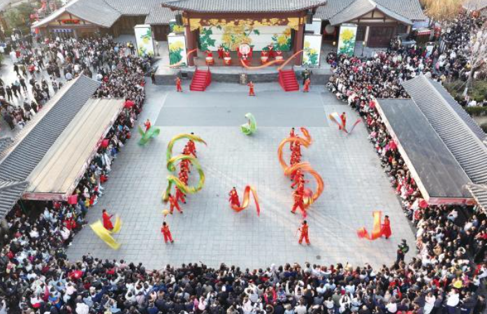 春節(jié)假期，各地紛紛“亮家底”“出大招”，舉辦豐富多彩的文旅活動(dòng)，吸引市民和游客參觀游覽，體驗(yàn)十足年味。圖為日前，游客在河南省開封市清明上河園景區(qū)觀看表演。新華社發(fā)（譚豫增 攝）
