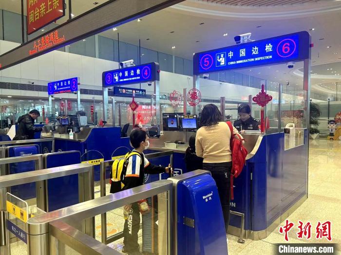 2月17日，廈門邊檢總站高崎邊檢站為臺(tái)胞辦理入境手續(xù)。(高崎邊檢供圖)