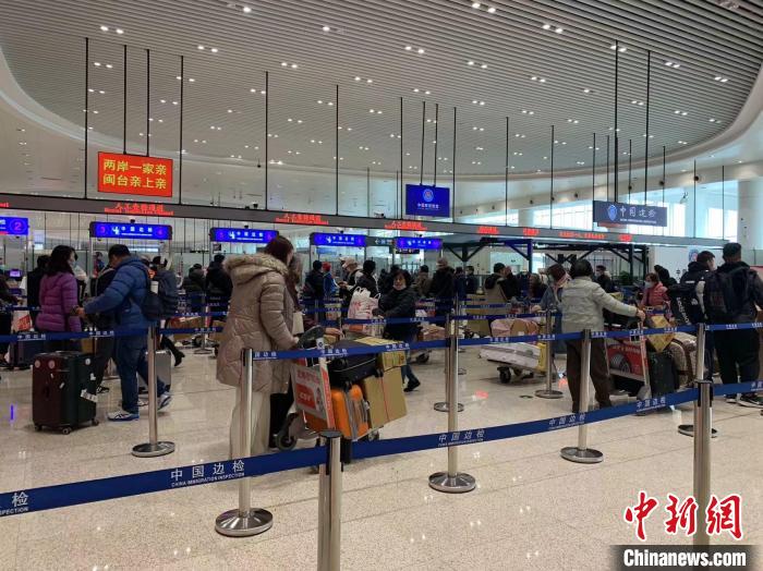 越來(lái)越多的臺(tái)胞通過(guò)廈金航線回臺(tái)探親、過(guò)節(jié)。高崎邊檢供圖