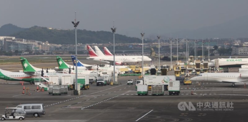 圖為臺(tái)北市松山機(jī)場(chǎng)停機(jī)坪。（圖源：臺(tái)灣“中央社”）