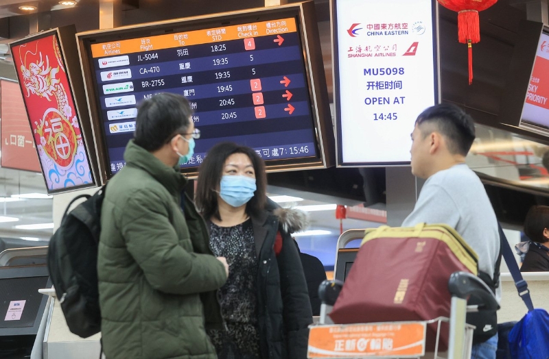 臺(tái)當(dāng)局交通部門原定3月起解除“禁團(tuán)令”，開放臺(tái)灣民眾組團(tuán)赴大陸旅游，春節(jié)前夕卻緊急喊停。圖為臺(tái)北市松山機(jī)場(chǎng)旅客。（圖源：臺(tái)灣《聯(lián)合報(bào)》）