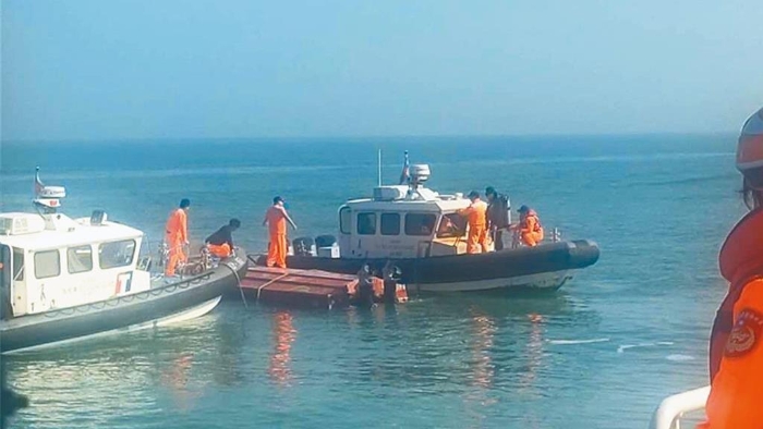 大陸漁船越界在金門(mén)海域作業(yè)，遭我海巡署追緝時(shí)翻覆釀成2死事故。圖為海巡署在案發(fā)後持續(xù)進(jìn)行搜救。（海巡署提供）