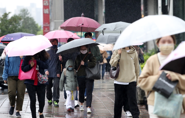 今天下午開始變天，北部及東半部有局部短暫雨，北臺灣氣溫下降，入夜剩下14度。（本報資料照片）
