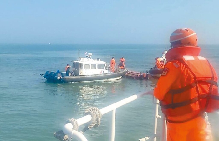 大陸漁船越界拒檢造成2人死亡，海巡署案發(fā)後提供搜救畫面，卻發(fā)現(xiàn)追緝船隻翻覆過程未錄影，以致淪為各說各話。（海巡署提供）