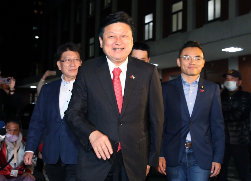 臺立法機構國民黨團書記長洪孟楷（右起）、總召傅崐萁、首席副書記長林思銘22日前往臺立法機構康園與民眾黨主席柯文哲及黨團三長餐敘。（圖源：臺灣“中時新聞網(wǎng)”）