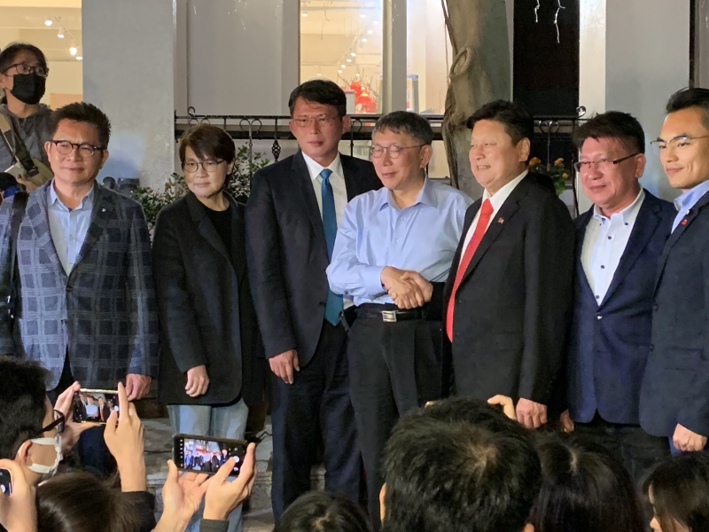 民眾黨主席柯文哲帶隊(duì)民眾黨團(tuán)和國(guó)民黨團(tuán)餐敘。（圖源：臺(tái)灣《聯(lián)合報(bào)》）