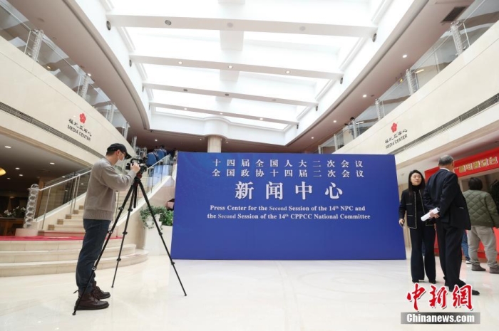 2月27日，在2024年全國(guó)兩會(huì)即將召開(kāi)之際，位于北京梅地亞中心的全國(guó)兩會(huì)新聞中心正式啟用。圖為媒體記者在全國(guó)兩會(huì)新聞中心采訪(fǎng)拍攝。<a target='_blank' href='/'>中新社</a>記者 蔣啟明 攝