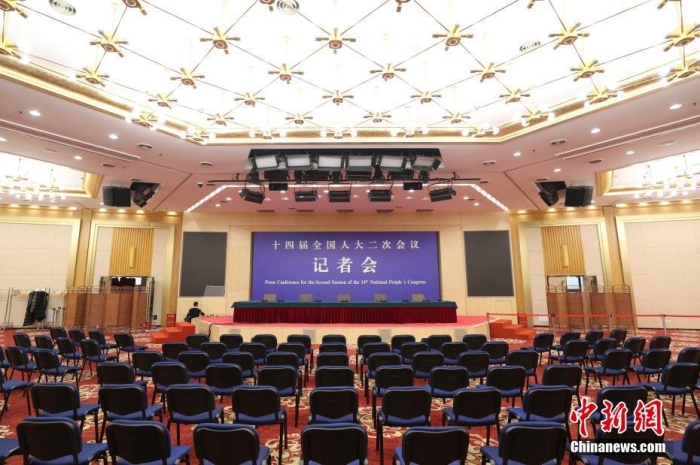 2月27日，在2024年全國(guó)兩會(huì)即將召開(kāi)之際，位于北京梅地亞中心的全國(guó)兩會(huì)新聞中心正式啟用。圖為全國(guó)兩會(huì)新聞中心新聞發(fā)布廳。<a target='_blank' href='/'>中新社</a>記者 蔣啟明 攝
