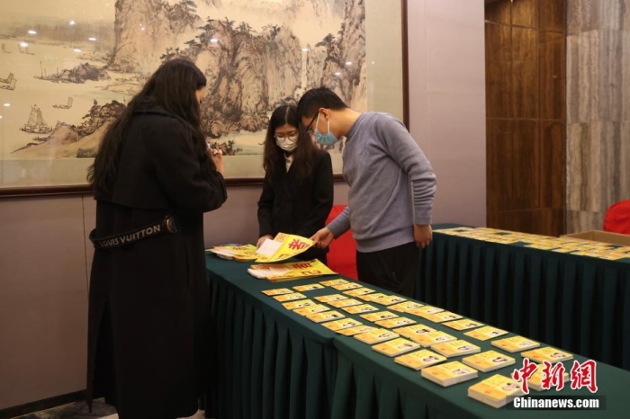2月27日，在2024年全國兩會即將召開之際，位于北京梅地亞中心的全國兩會新聞中心正式啟用。圖為媒體記者在新聞中心領(lǐng)取證件。<a target='_blank' href='/'>中新社</a>記者 蔣啟明 攝