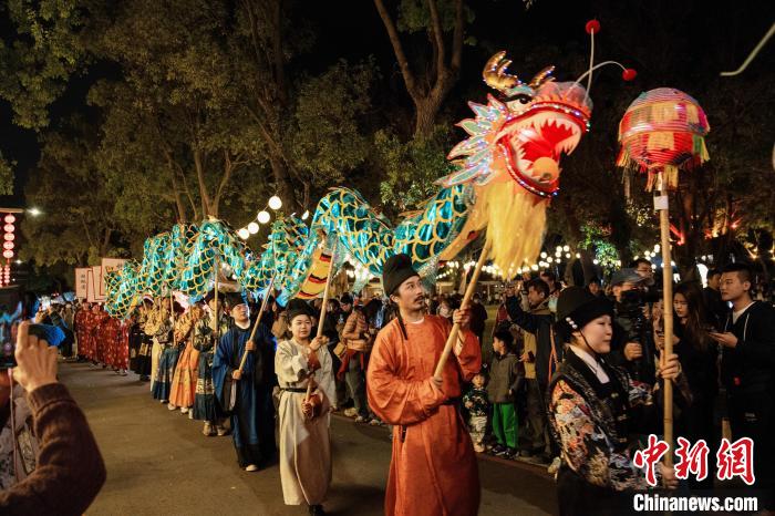 圖為桃園燈會中，漢服演員進行巡游。黃曉煒 攝