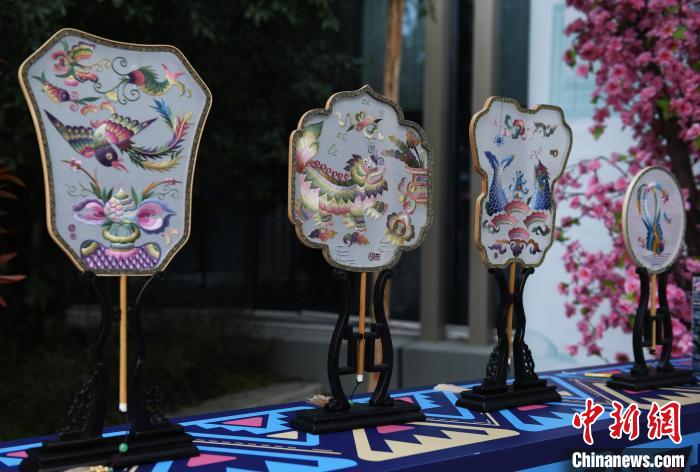 重慶酉陽舉辦非遺文創(chuàng)展西蘭卡普、木葉吹奏等亮相展現(xiàn)少數(shù)民族風情