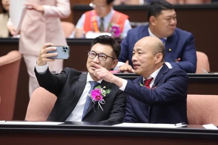 韓國瑜(右)與江啟臣(左)在議場內(nèi)自拍合影。圖片來源：臺灣聯(lián)合新聞網(wǎng).jpg