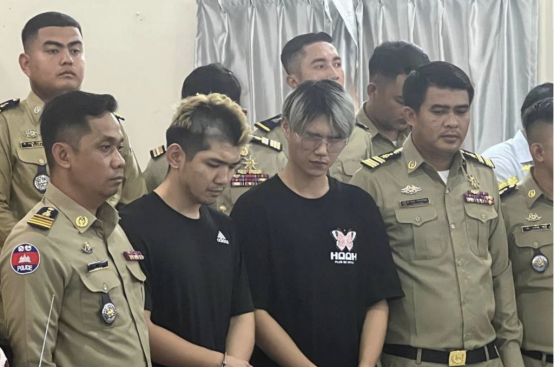 臺灣網(wǎng)紅（前排左二、左三）在柬埔寨拍攝造假視頻被逮捕。 圖自臺媒.png