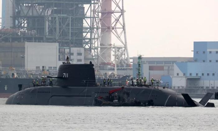 “海鯤號”露出大半個船身，漂浮在水面。臺灣《聯(lián)合報》圖.jpg