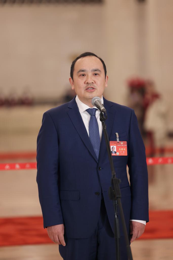 3月4日，全國(guó)政協(xié)十四屆二次會(huì)議首場(chǎng)“委員通道”集體采訪活動(dòng)在北京人民大會(huì)堂舉行。這是全國(guó)政協(xié)委員葉聰接受媒體采訪。（圖源：新華社）