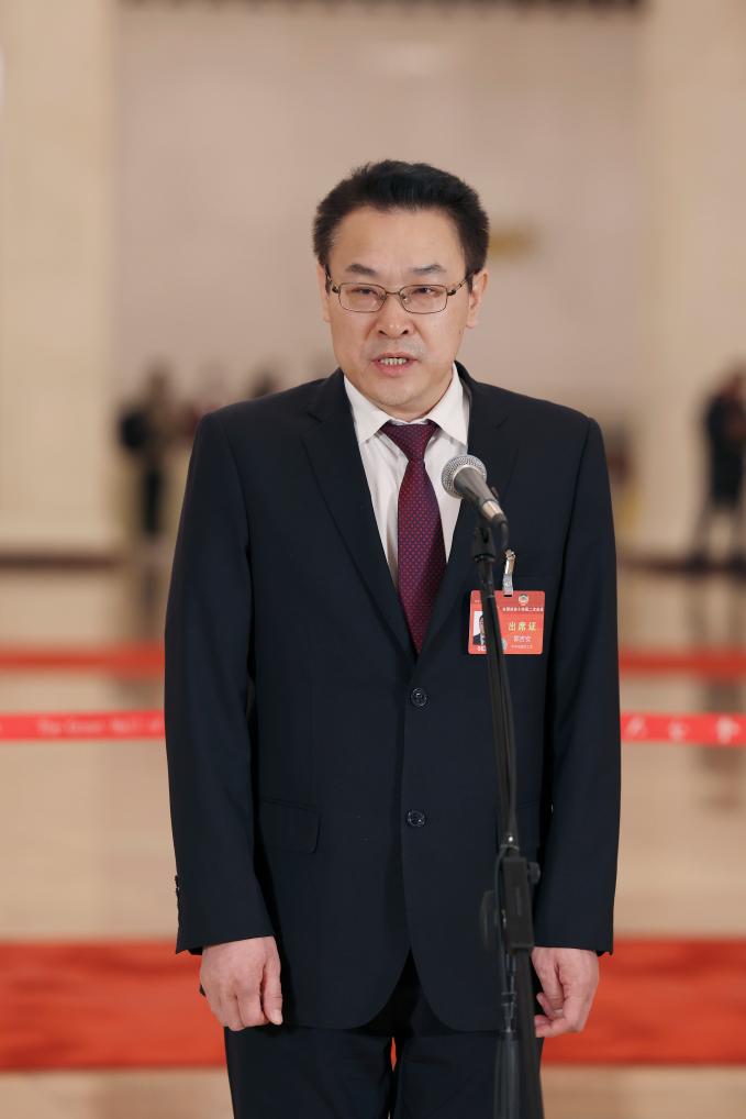 3月4日，全國(guó)政協(xié)十四屆二次會(huì)議首場(chǎng)“委員通道”集體采訪活動(dòng)在北京人民大會(huì)堂舉行。這是全國(guó)政協(xié)委員郭吉安接受媒體采訪。（圖源：新華社）