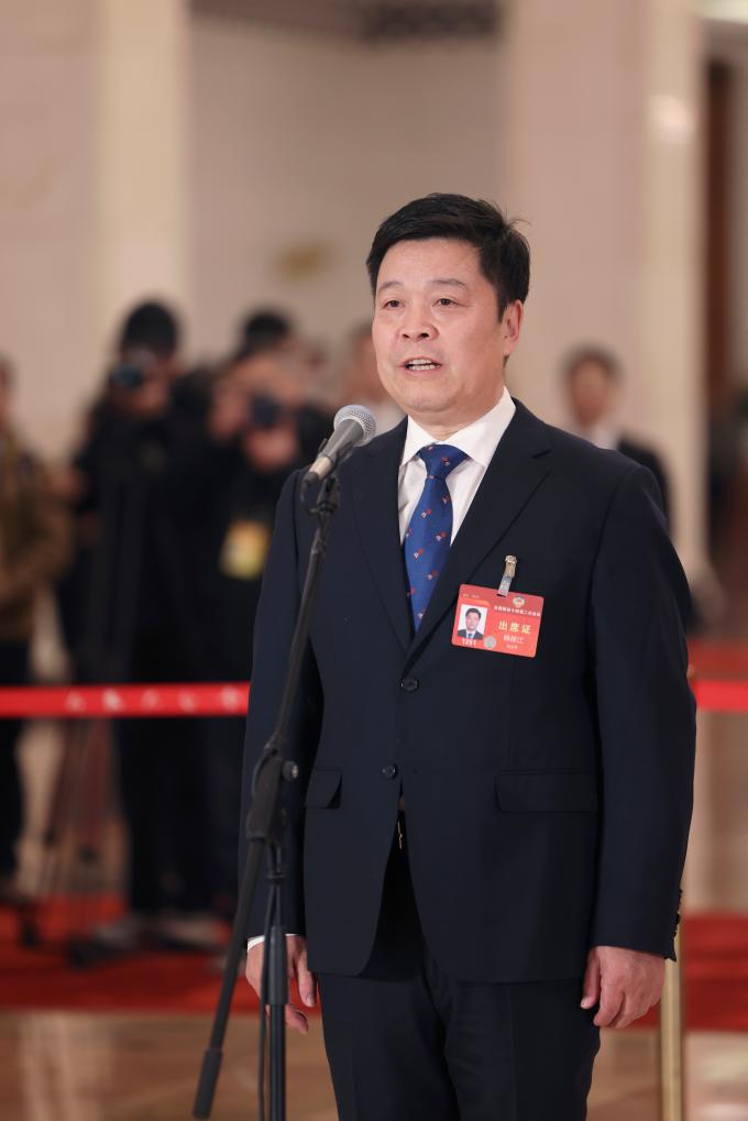 3月4日，全國(guó)政協(xié)十四屆二次會(huì)議首場(chǎng)“委員通道”集體采訪活動(dòng)在北京人民大會(huì)堂舉行。這是全國(guó)政協(xié)委員韓保江接受媒體采訪。（圖源：新華社）