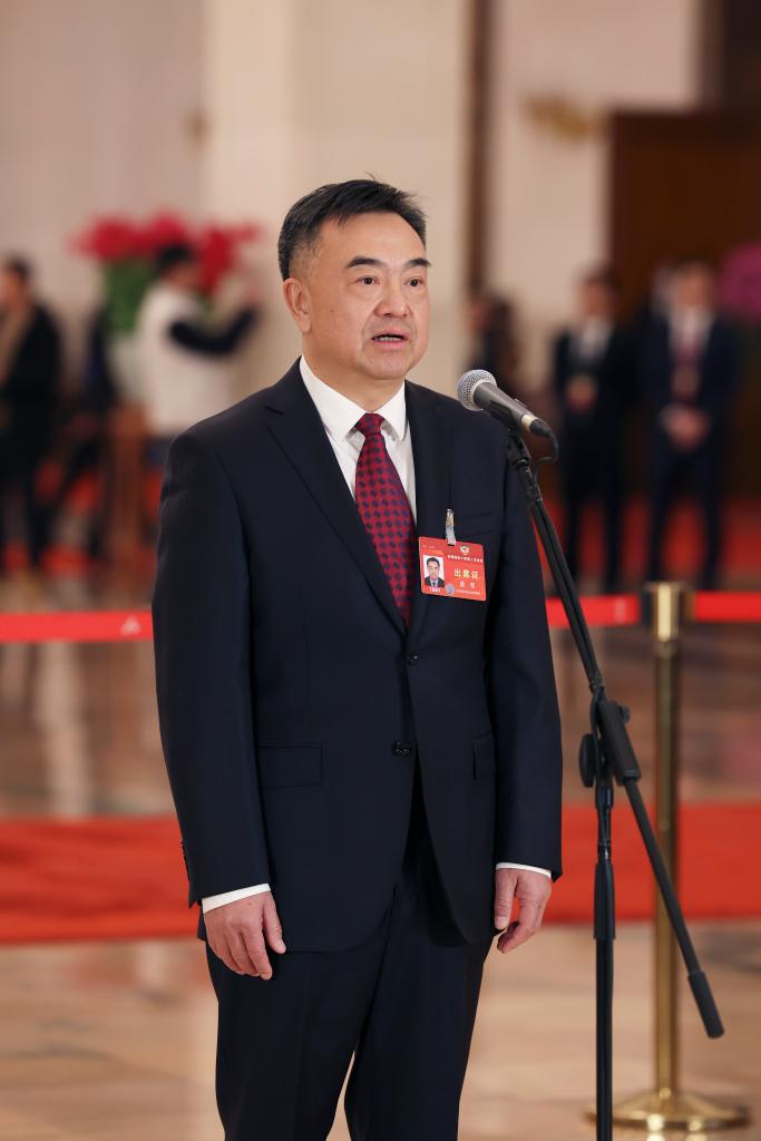 3月4日，全國(guó)政協(xié)十四屆二次會(huì)議首場(chǎng)“委員通道”集體采訪活動(dòng)在北京人民大會(huì)堂舉行。這是全國(guó)政協(xié)委員莫榮接受媒體采訪。（圖源：新華社）