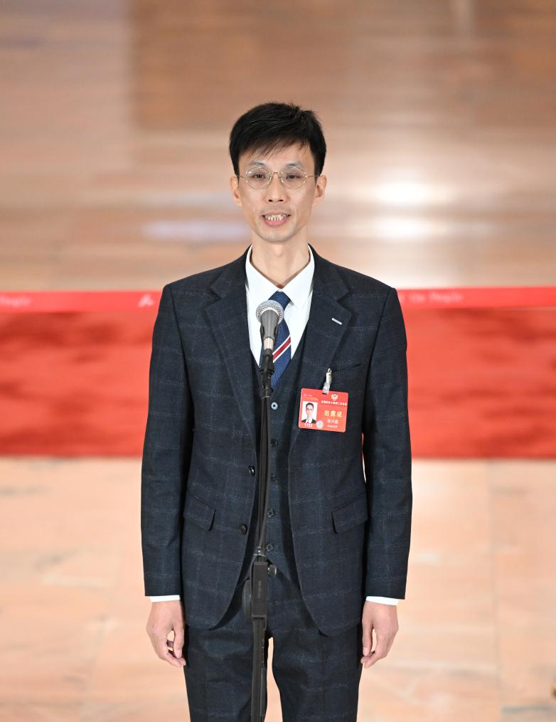 3月4日，全國(guó)政協(xié)十四屆二次會(huì)議首場(chǎng)“委員通道”集體采訪活動(dòng)在北京人民大會(huì)堂舉行。這是全國(guó)政協(xié)委員張興贏接受媒體采訪。（圖源：新華社）