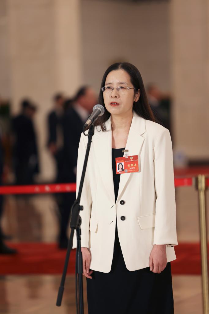 3月4日，全國(guó)政協(xié)十四屆二次會(huì)議首場(chǎng)“委員通道”集體采訪活動(dòng)在北京人民大會(huì)堂舉行。這是全國(guó)政協(xié)委員吳蓓麗接受媒體采訪。（圖源：新華社）