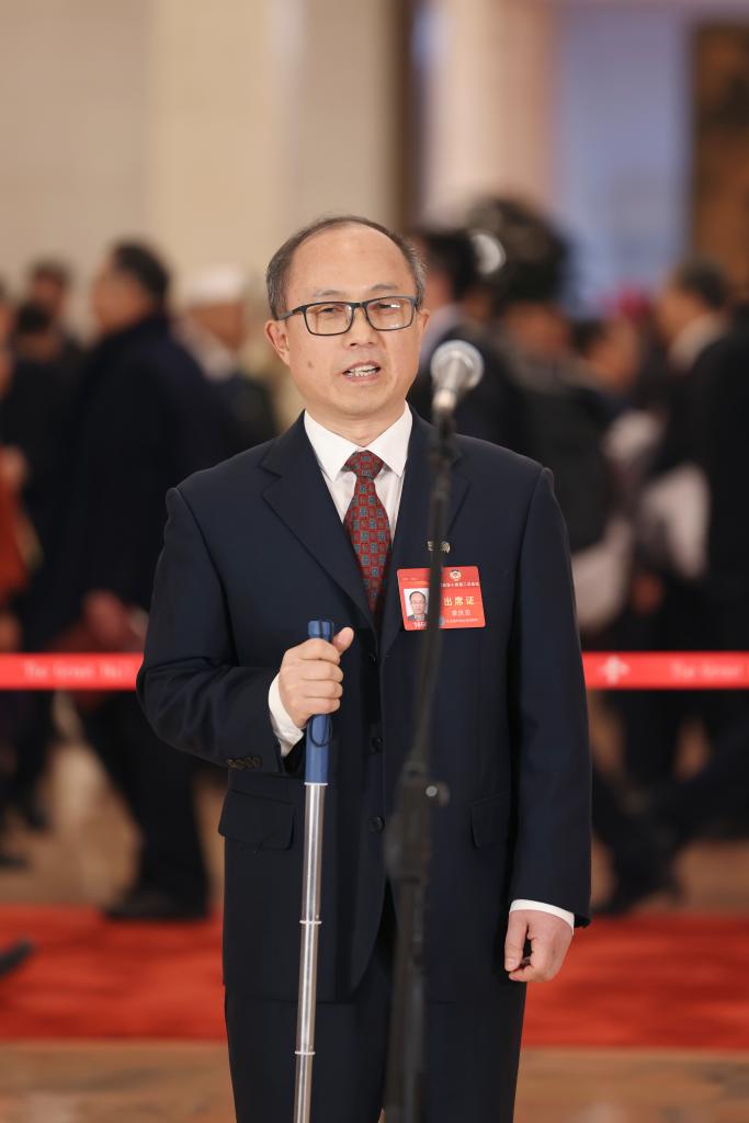 3月4日，全國(guó)政協(xié)十四屆二次會(huì)議首場(chǎng)“委員通道”集體采訪活動(dòng)在北京人民大會(huì)堂舉行。這是全國(guó)政協(xié)委員李慶忠接受媒體采訪。（圖源：新華社）