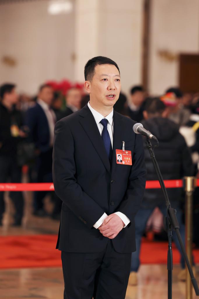 3月4日，全國(guó)政協(xié)十四屆二次會(huì)議首場(chǎng)“委員通道”集體采訪活動(dòng)在北京人民大會(huì)堂舉行。這是全國(guó)政協(xié)委員鄭鈜接受媒體采訪。（圖源：新華社）