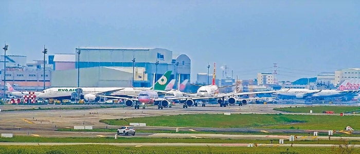 桃園機場南跑道3日起進行年度維修，起飛或降落班機都有延誤情況，國民黨立委洪孟楷指出，交通部的業(yè)務(wù)報告中，對桃機塞機隻字未提，還在寫作文比賽，到底是麻木還是白目？（資料照 / 截自桃園智慧旅遊雲(yún)直播影片）