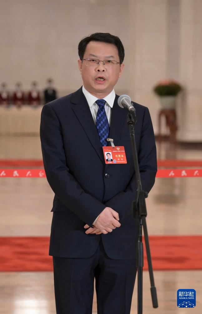 3月7日，全國政協(xié)十四屆二次會議第二場“委員通道”集體采訪活動在北京人民大會堂舉行。這是全國政協(xié)委員鄭軍接受記者采訪。（圖源：新華社）