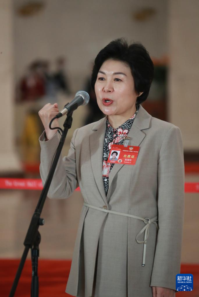 3月7日，全國政協(xié)十四屆二次會議第二場“委員通道”集體采訪活動在北京人民大會堂舉行。這是全國政協(xié)委員張海華接受記者采訪。（圖源：新華社）