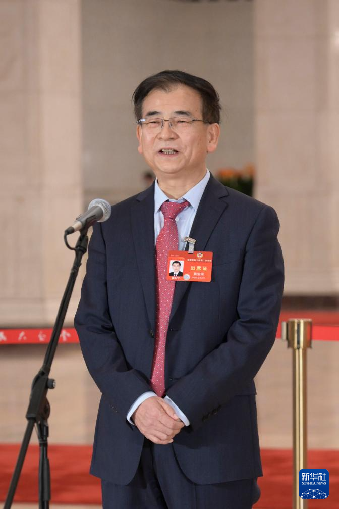 3月7日，全國政協(xié)十四屆二次會議第二場“委員通道”集體采訪活動在北京人民大會堂舉行。這是全國政協(xié)委員黃寶榮接受媒體采訪。（圖源：新華社）