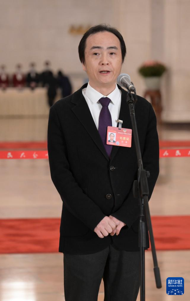 3月7日，全國政協(xié)十四屆二次會議第二場“委員通道”集體采訪活動在北京人民大會堂舉行。這是全國政協(xié)委員舒勇接受媒體采訪。（圖源：新華社）