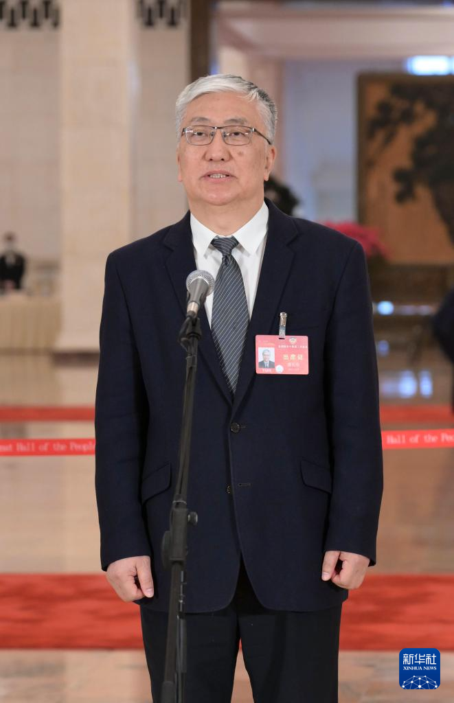 3月7日，全國政協(xié)十四屆二次會議第二場“委員通道”集體采訪活動在北京人民大會堂舉行。這是全國政協(xié)委員唐旭東接受媒體采訪。（圖源：新華社）