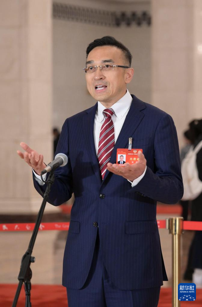 3月7日，全國政協(xié)十四屆二次會議第二場“委員通道”集體采訪活動在北京人民大會堂舉行。這是全國政協(xié)委員安庭接受記者采訪。（圖源：新華社）