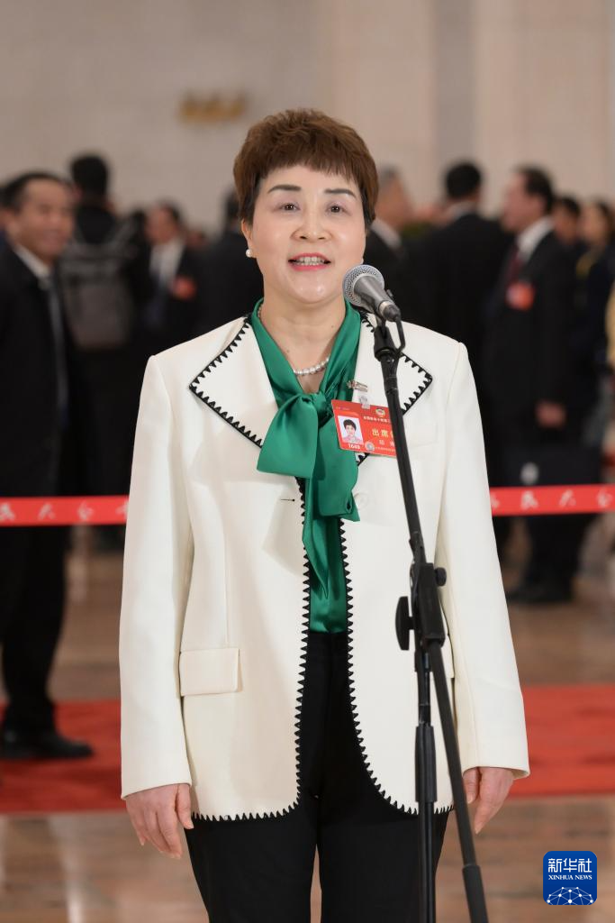 3月7日，全國政協(xié)十四屆二次會議第二場“委員通道”集體采訪活動在北京人民大會堂舉行。這是全國政協(xié)委員鄧琳接受媒體采訪。（圖源：新華社）