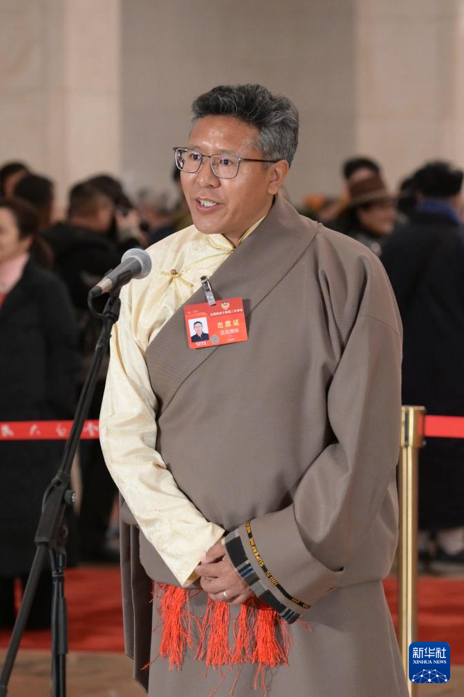 3月7日，全國政協(xié)十四屆二次會議第二場“委員通道”集體采訪活動在北京人民大會堂舉行。這是全國政協(xié)委員達瓦頓珠接受媒體采訪。（圖源：新華社）