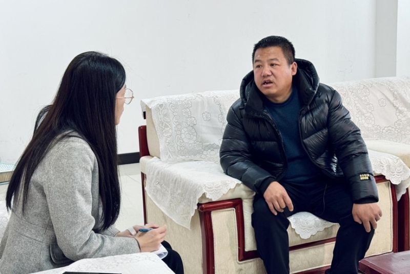 人民網(wǎng)記者采訪“在水一方”小區(qū)住戶。人民網(wǎng) 高清揚攝