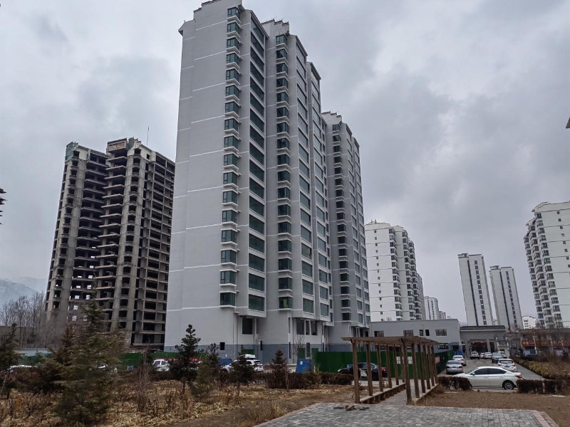 甘肅省永靖縣“在水一方”小區(qū)尚未建成的樓棟。人民網(wǎng)記者 申亞欣攝