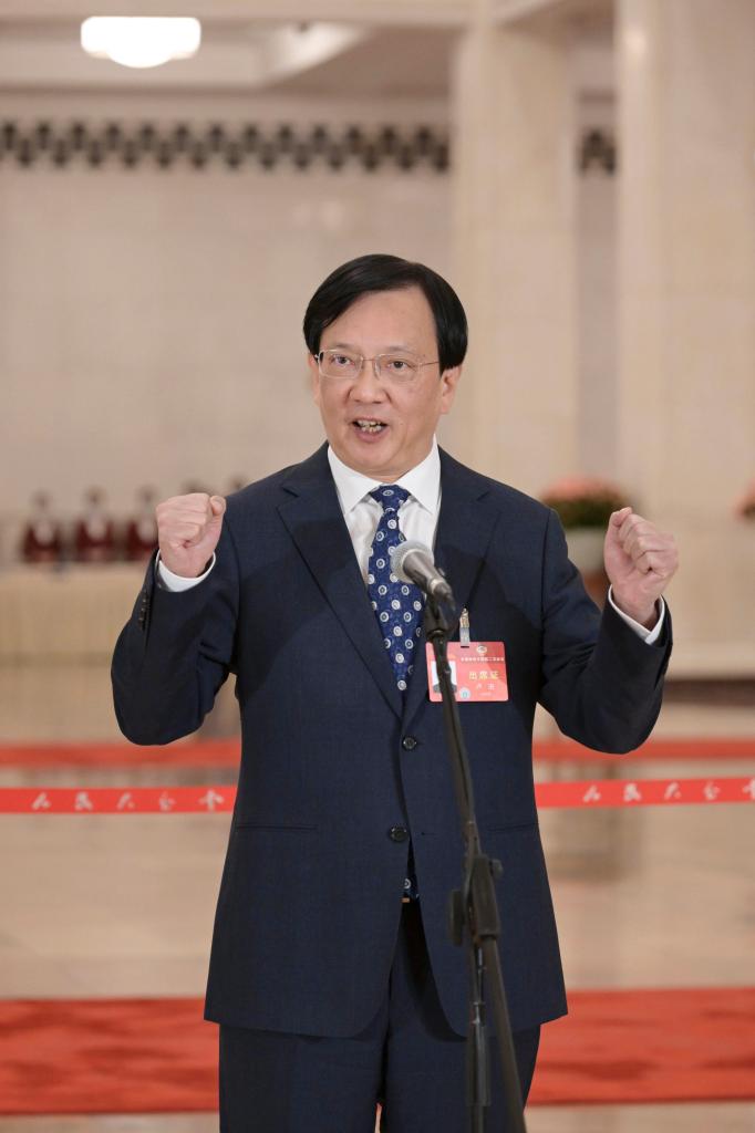 3月10日，全國(guó)政協(xié)十四屆二次會(huì)議第三場(chǎng)“委員通道”集體采訪活動(dòng)在北京人民大會(huì)堂舉行。這是全國(guó)政協(xié)委員盧進(jìn)接受媒體采訪。（圖源：新華社）