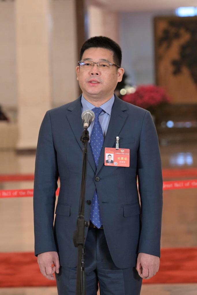 3月10日，全國(guó)政協(xié)十四屆二次會(huì)議第三場(chǎng)“委員通道”集體采訪活動(dòng)在北京人民大會(huì)堂舉行。這是全國(guó)政協(xié)委員林孝發(fā)接受媒體采訪。（圖源：新華社）