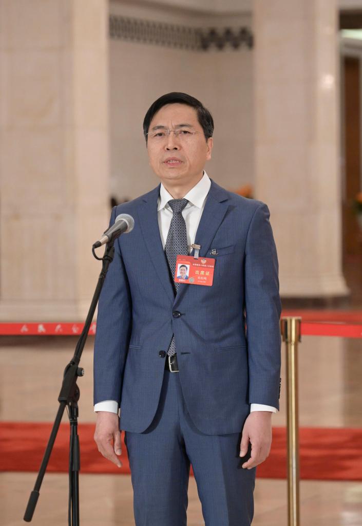 3月10日，全國(guó)政協(xié)十四屆二次會(huì)議第三場(chǎng)“委員通道”集體采訪活動(dòng)在北京人民大會(huì)堂舉行。這是全國(guó)政協(xié)委員朱松純接受媒體采訪。（圖源：新華社）