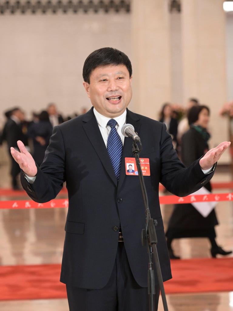 3月10日，全國(guó)政協(xié)十四屆二次會(huì)議第三場(chǎng)“委員通道”集體采訪活動(dòng)在北京人民大會(huì)堂舉行。這是全國(guó)政協(xié)委員王傳喜接受媒體采訪。（圖源：新華社）
