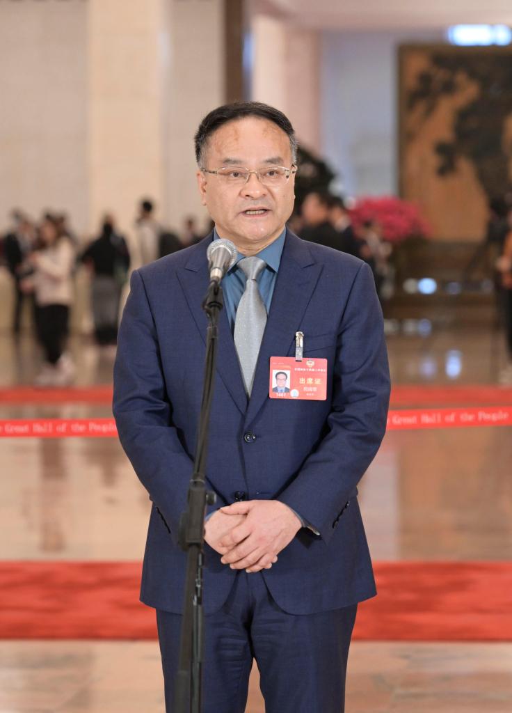 3月10日，全國(guó)政協(xié)十四屆二次會(huì)議第三場(chǎng)“委員通道”集體采訪活動(dòng)在北京人民大會(huì)堂舉行。這是全國(guó)政協(xié)委員倪閩景接受媒體采訪。（圖源：新華社）