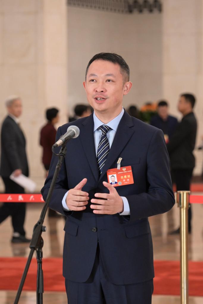3月10日，全國(guó)政協(xié)十四屆二次會(huì)議第三場(chǎng)“委員通道”集體采訪活動(dòng)在北京人民大會(huì)堂舉行。這是全國(guó)政協(xié)委員周源接受媒體采訪。（圖源：新華社）