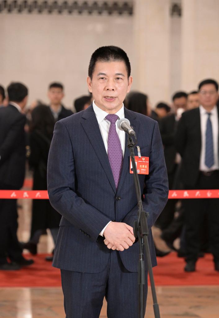 3月10日，全國(guó)政協(xié)十四屆二次會(huì)議第三場(chǎng)“委員通道”集體采訪活動(dòng)在北京人民大會(huì)堂舉行。這是全國(guó)政協(xié)委員譚錦球接受媒體采訪。（圖源：新華社）