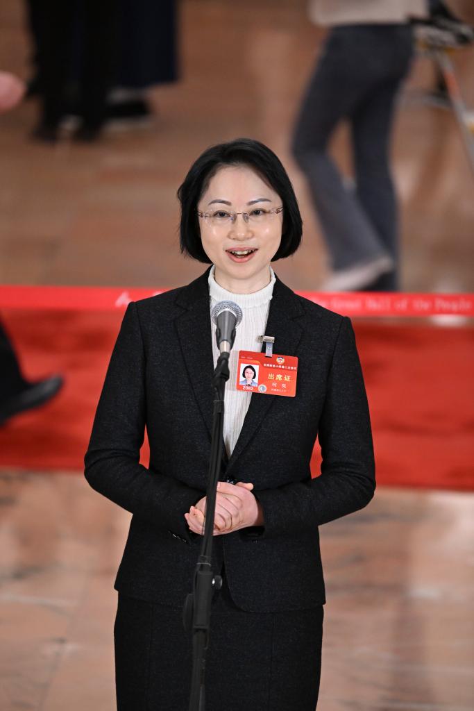 3月10日，全國(guó)政協(xié)十四屆二次會(huì)議第三場(chǎng)“委員通道”集體采訪活動(dòng)在北京人民大會(huì)堂舉行。這是全國(guó)政協(xié)委員柯嵐接受媒體采訪。（圖源：新華社）