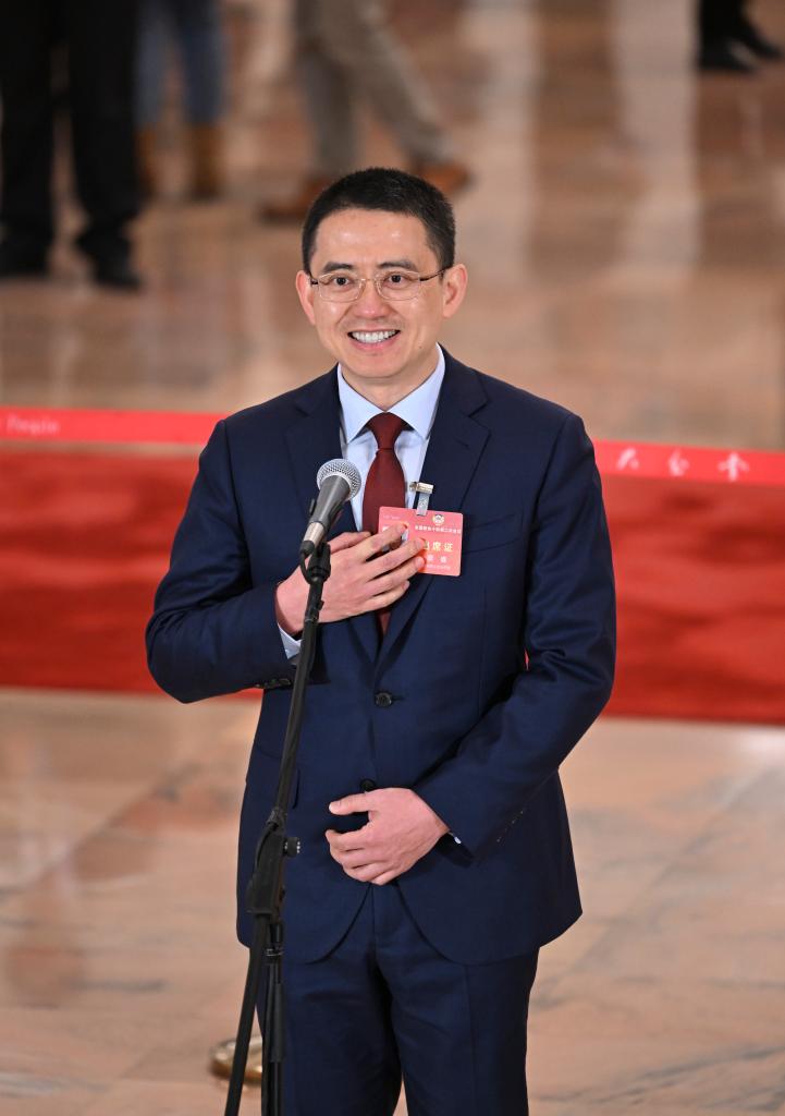 3月10日，全國(guó)政協(xié)十四屆二次會(huì)議第三場(chǎng)“委員通道”集體采訪活動(dòng)在北京人民大會(huì)堂舉行。這是全國(guó)政協(xié)委員蔡睿接受媒體采訪。（圖源：新華社）