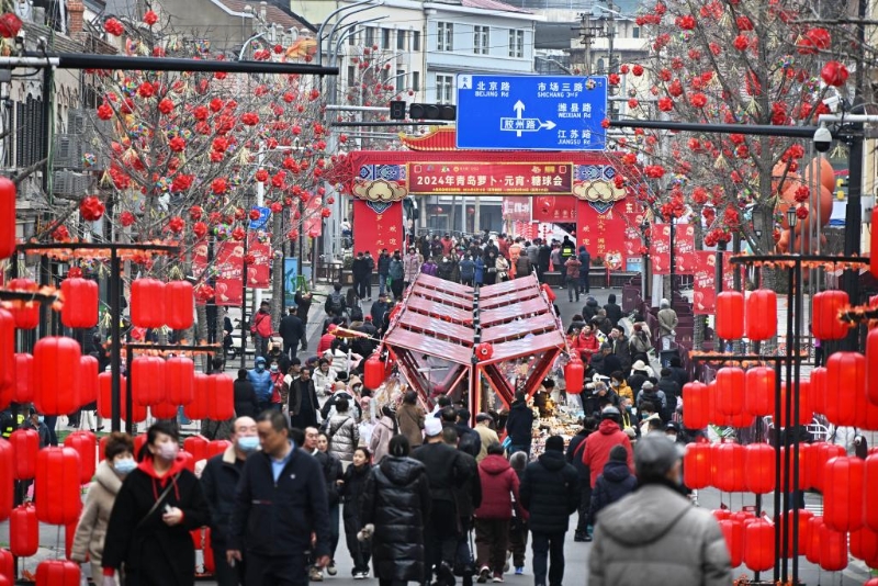2月18日，游客在2024年青島蘿卜·元宵·糖球會(huì)上消費(fèi)、游玩。新華社記者 李紫恒 攝