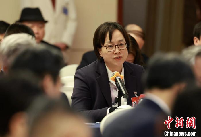 3月7日，全國(guó)人大代表、鄭州大學(xué)校長(zhǎng)、中國(guó)科學(xué)院院士李蓬在十四屆全國(guó)人大二次會(huì)議河南代表團(tuán)開放團(tuán)組會(huì)議上答記者問。記者 蔣啟明 攝